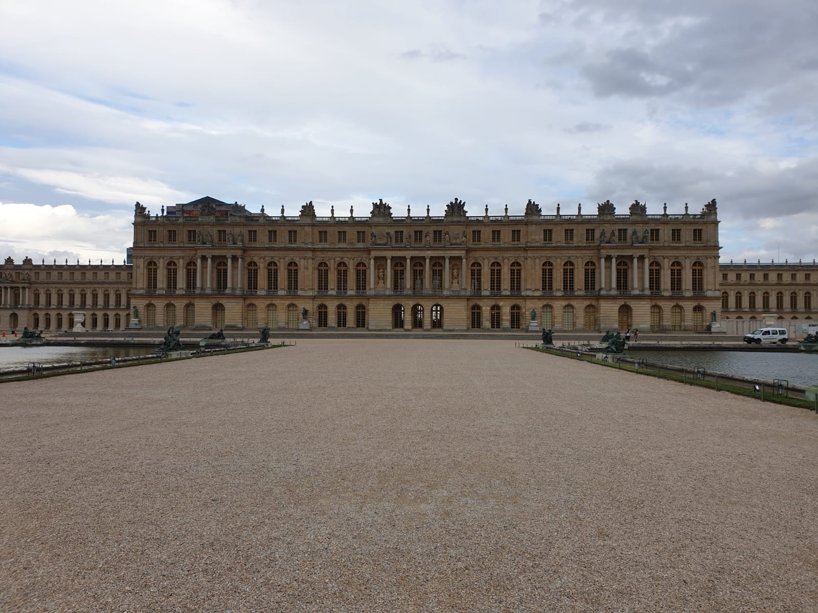 2CV-Paris-Tour-Versailles-Castle