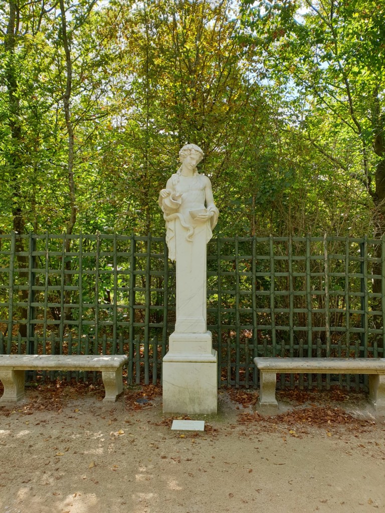 Versailles-statue-in-Gardens