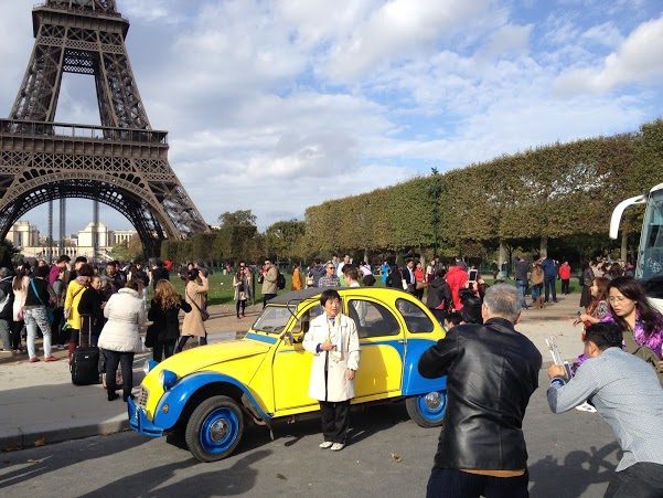 2CV Paris Tour : visit paris by 2CV! Eglantine the 2CV and the Eiffel Tower