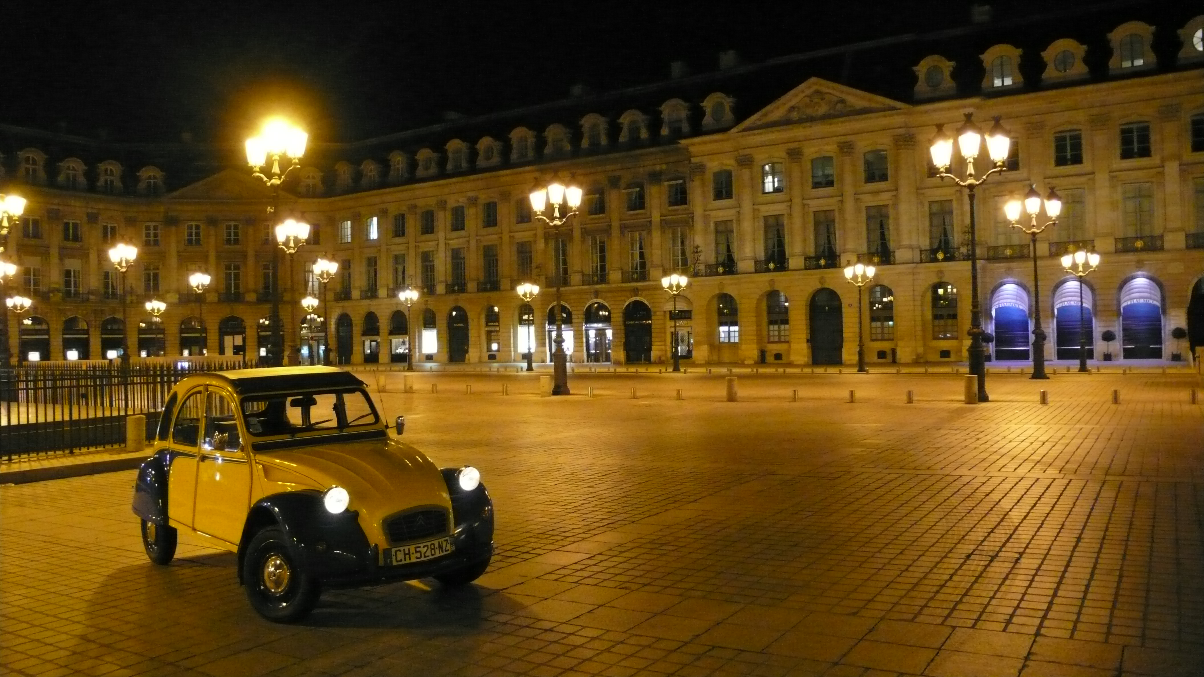 2CV Paris Tour : Visit Paris by 2CV! Place Vendôme by night