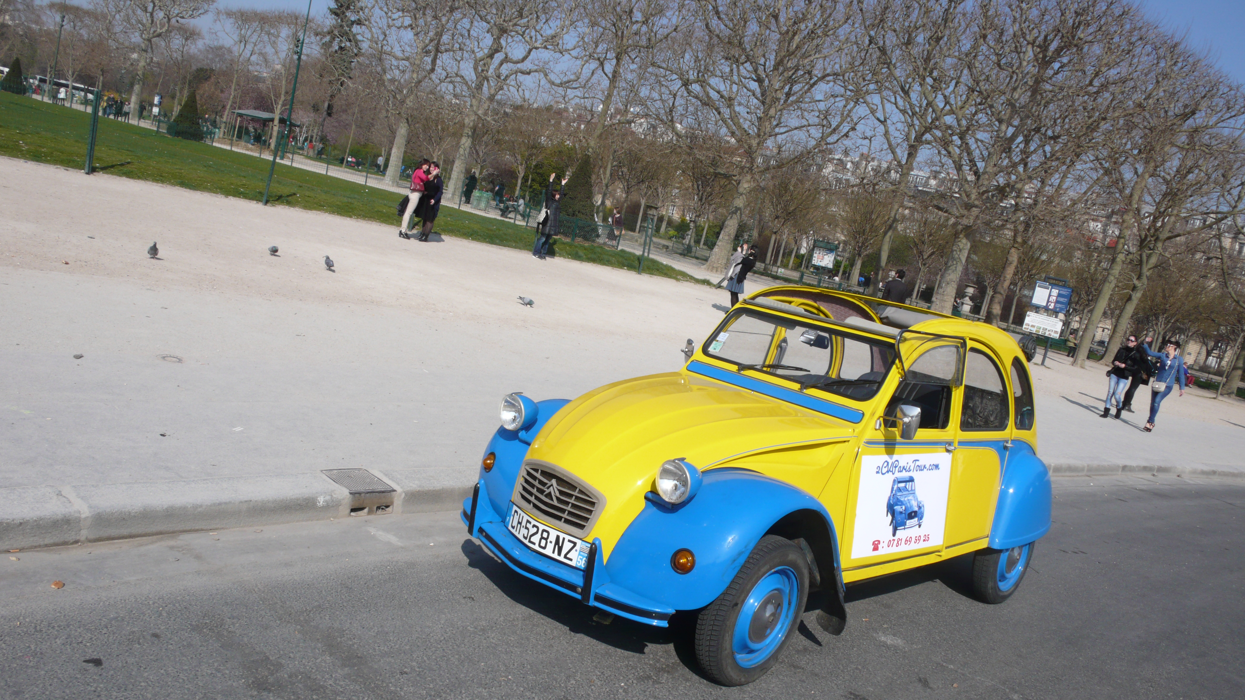 2CV Paris Tour ; Sightseeing tours by 2CV! The 2CV near The Eiffel Tower