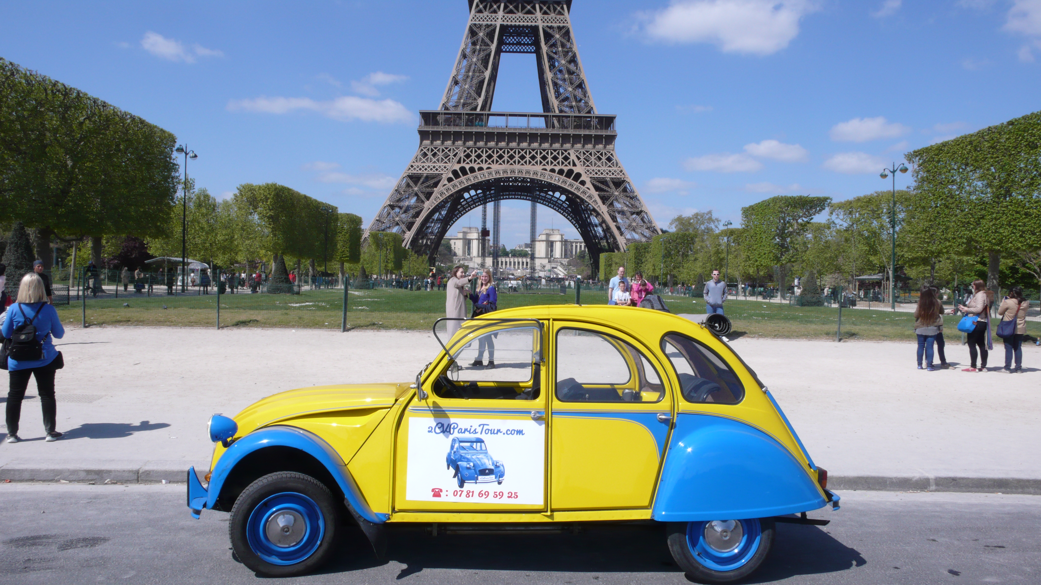 2CV Paris Tour : Visit Paris by 2CV! Eglantine has some rest