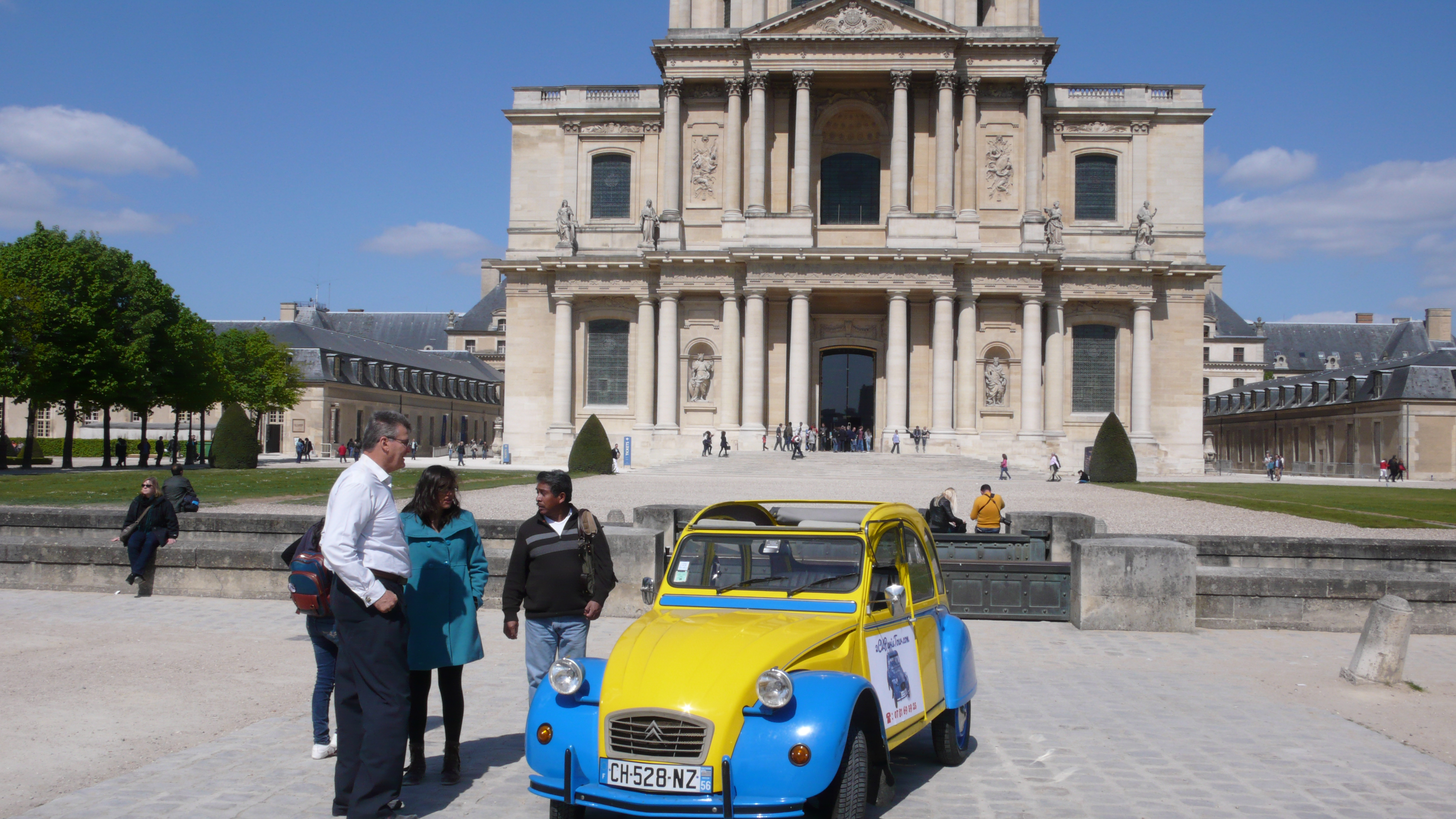 2CV Paris Tour : Visit Paris by 2CV! Eglantine and people in front of the Invalides