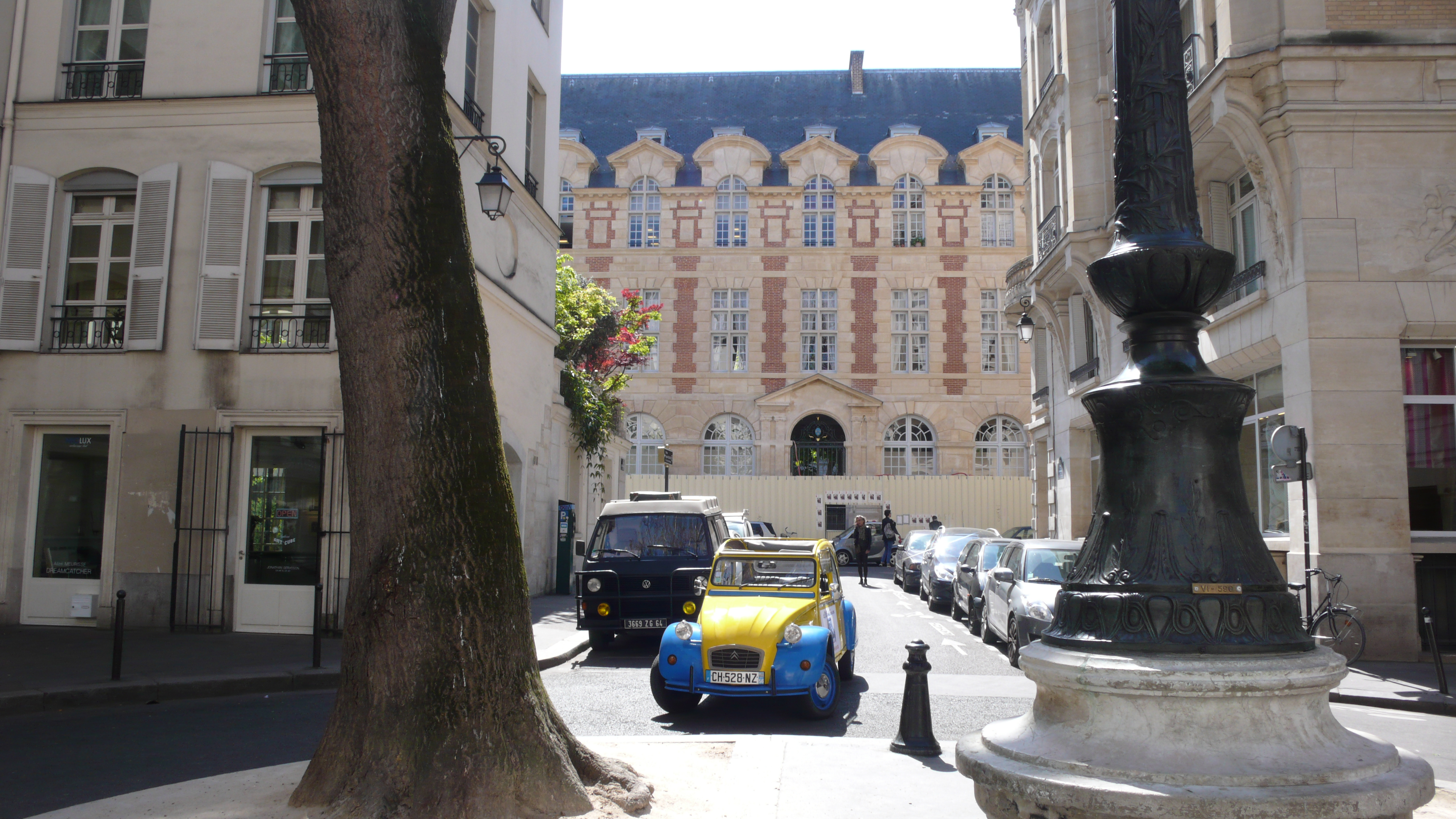 2CV Paris Tour : Visit Paris by 2CV! Entering Place Furstenberg