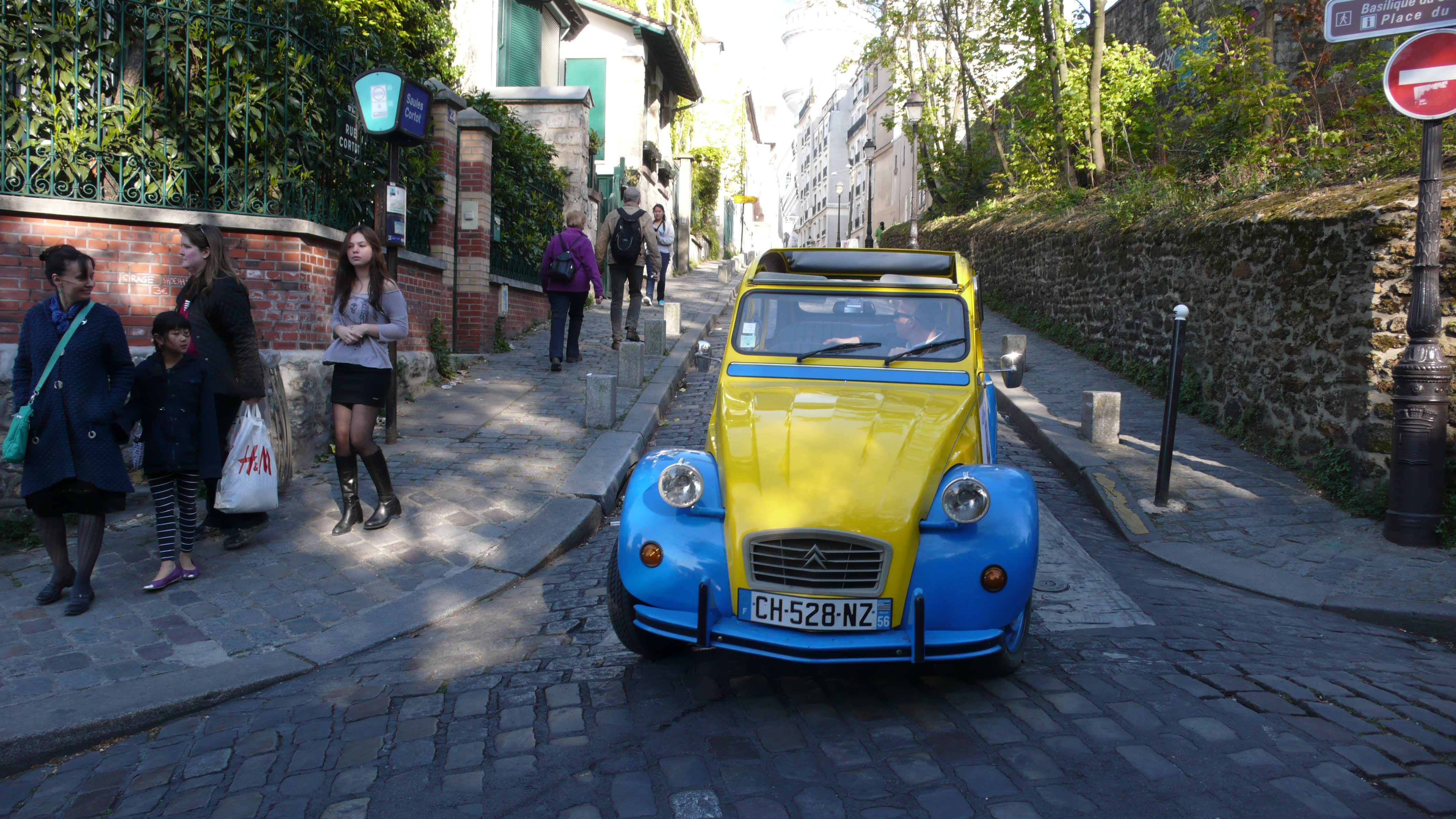 2CV Paris Tour : Visit Paris by 2CV! A 2CV trip in the streets of Montmartre