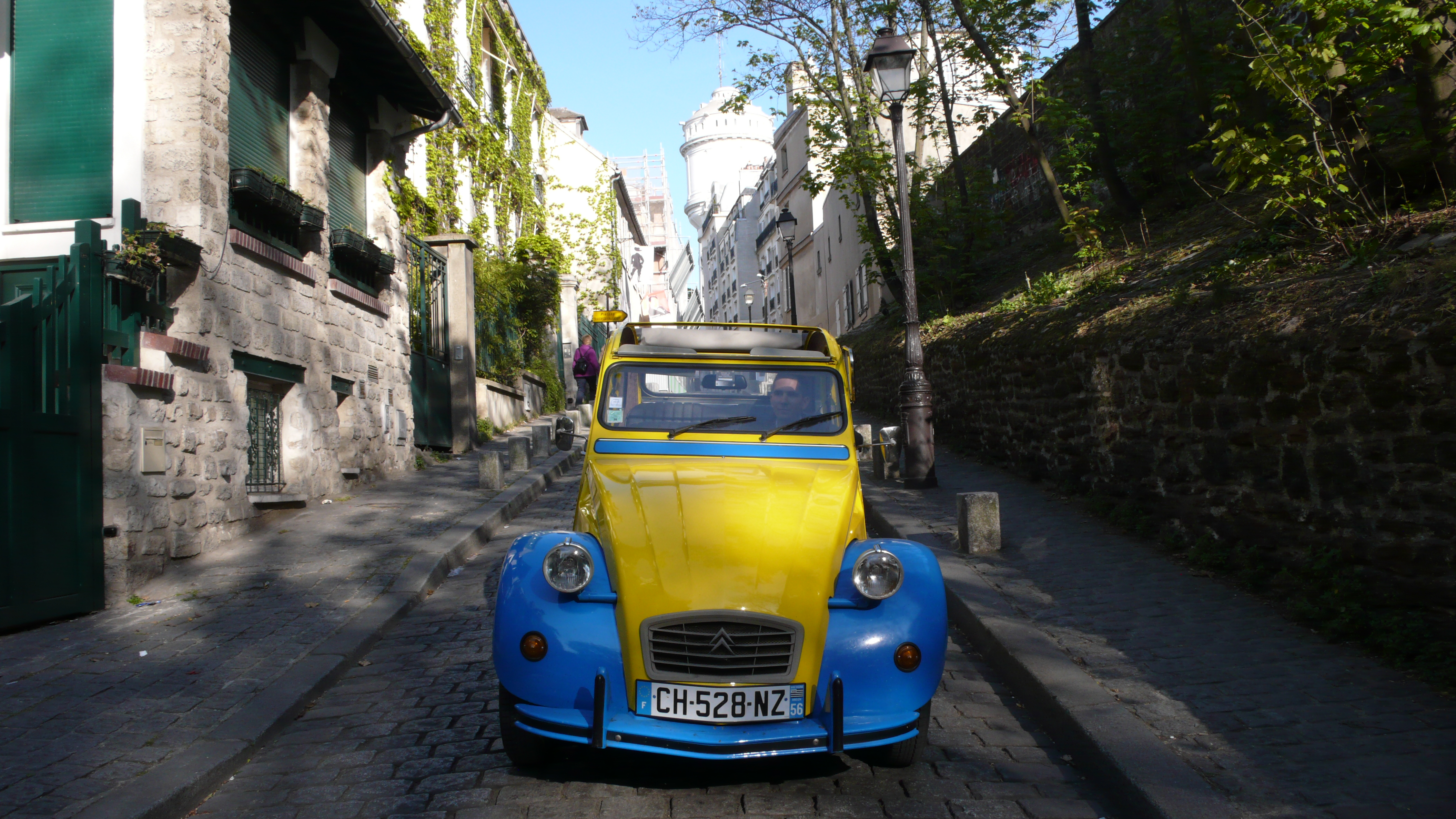 2CV Paris Tour : Visit Paris by 2CV! Leaving Montmartre