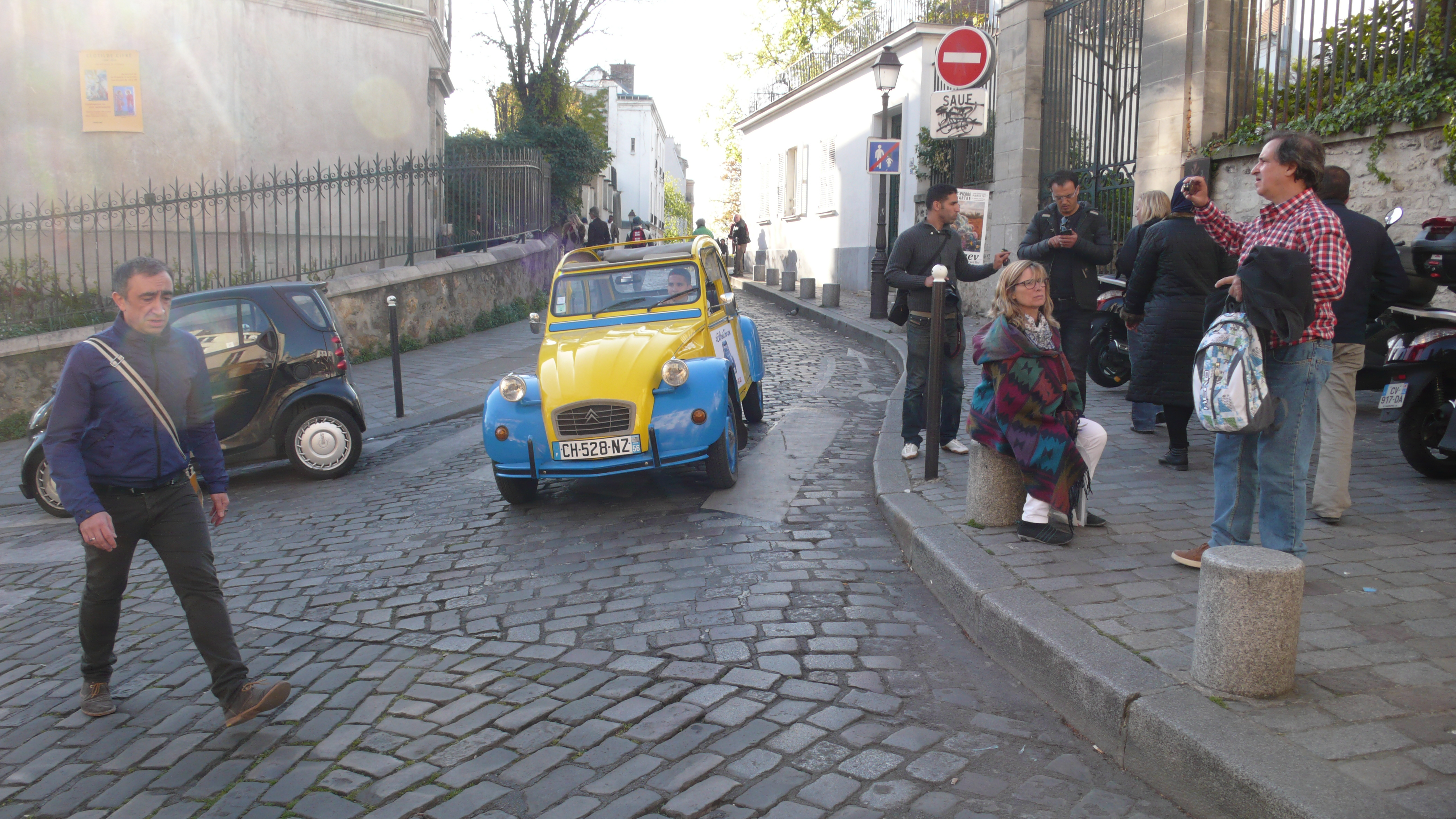 2CV Paris Tour : Visit Paris by 2CV! Heading to Place du Tertre