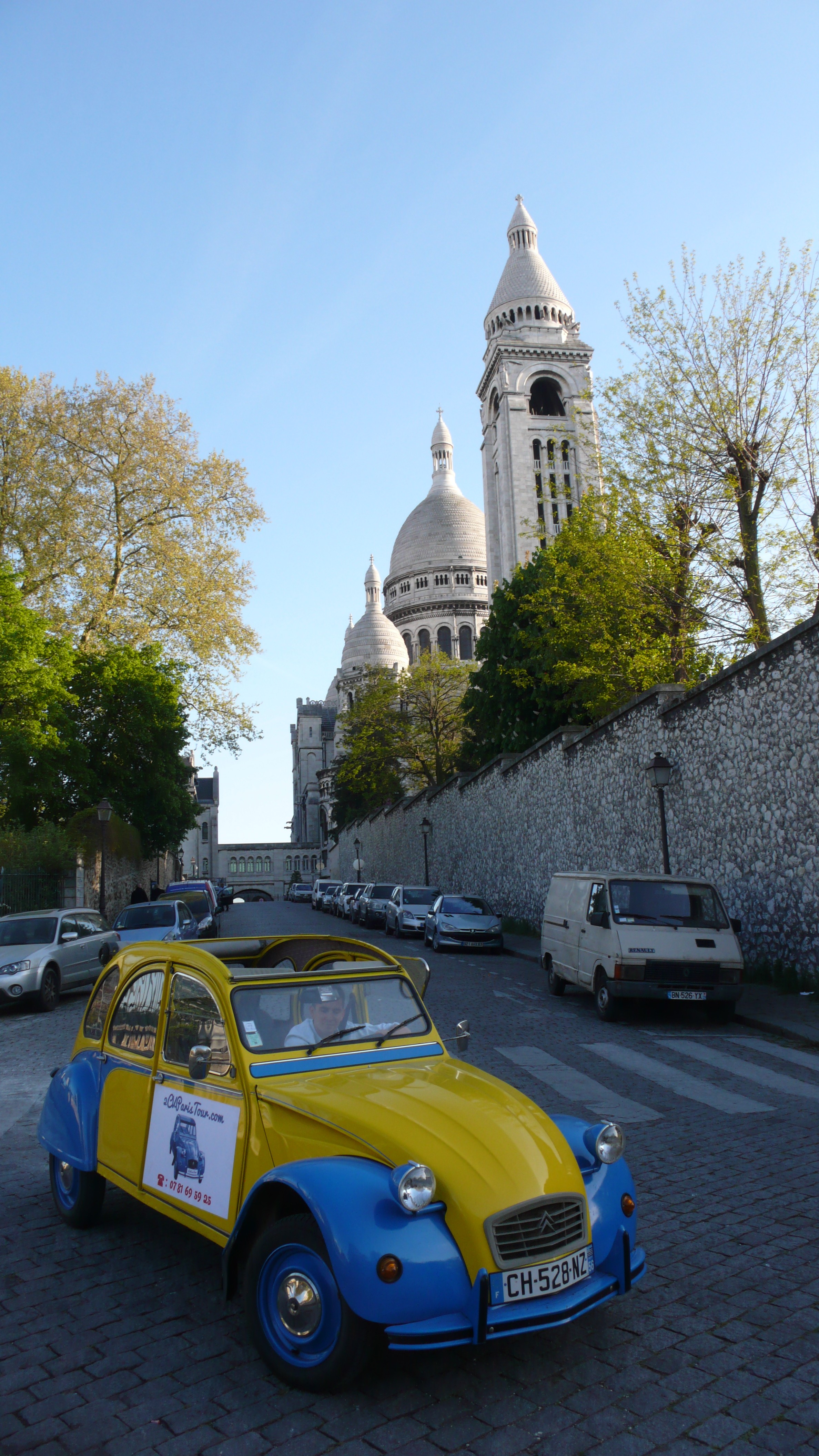 2CV Paris Tour : Visit Paris by 2CV! The Sacré-Coeur in background