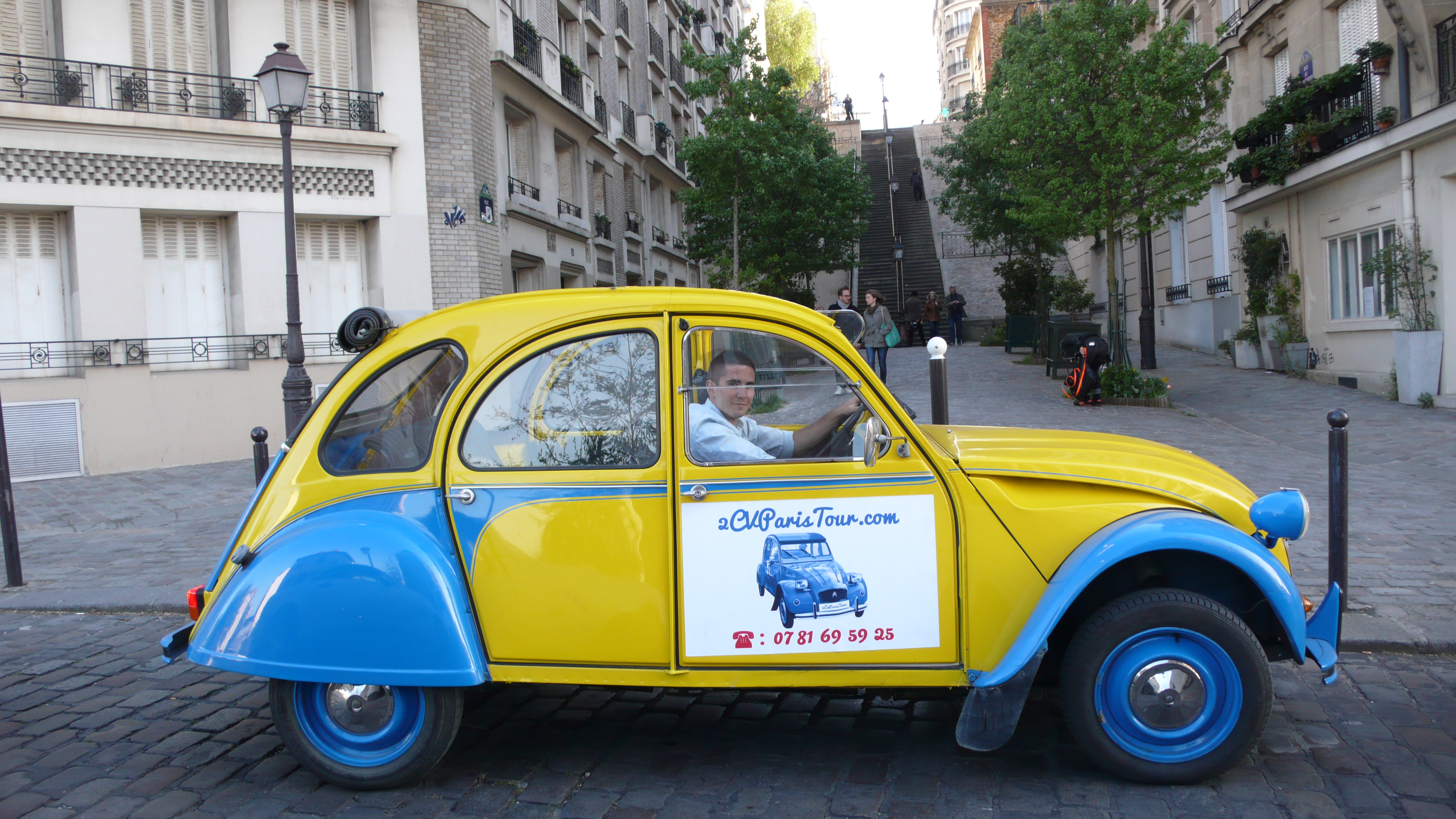 2CV Paris Tour : Visit Paris by 2CV! Let's start a tour of Montmartre!
