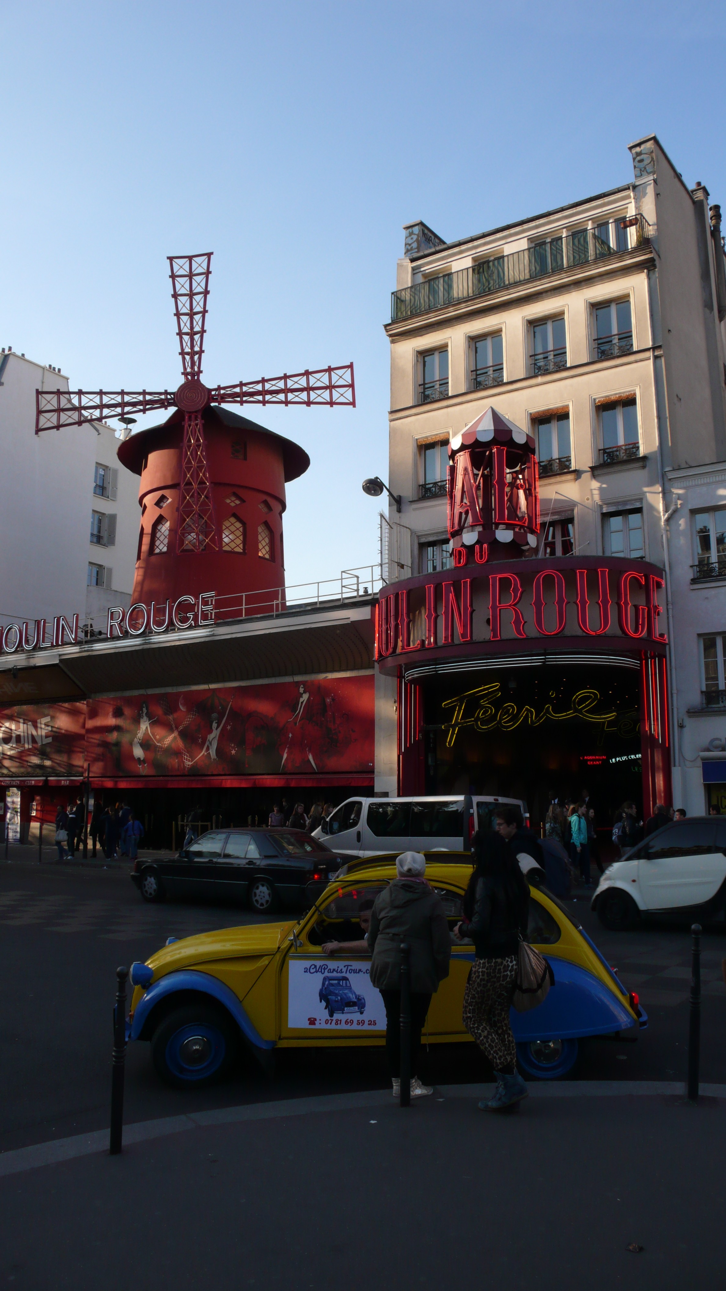 2CV Paris Tour - Visit Paris by 2CV! In front of the Moulin Rouge