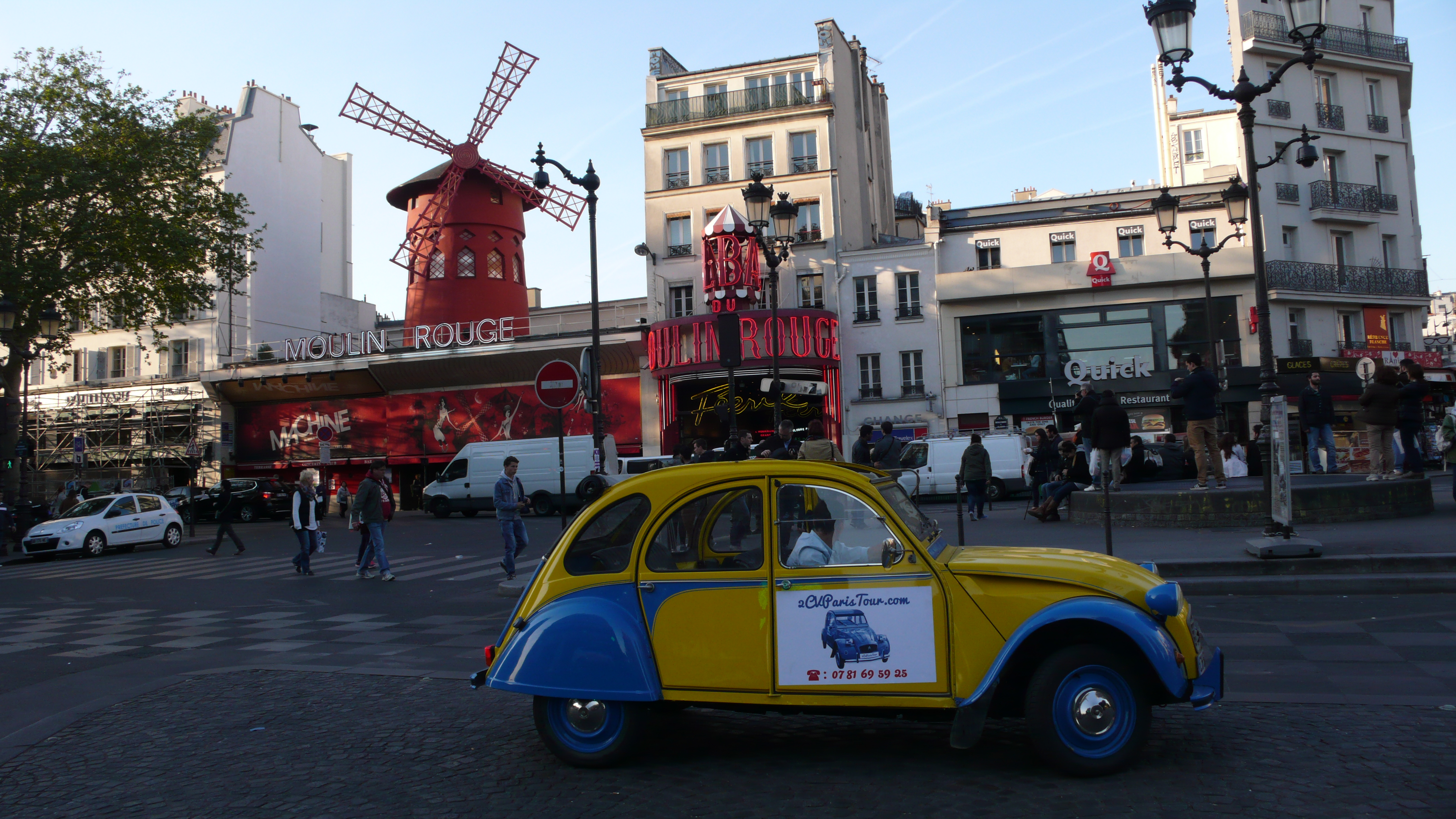 2CV Paris Tour : Visit Paris by 2CV! The 2CV tour and the Moulin Rouge