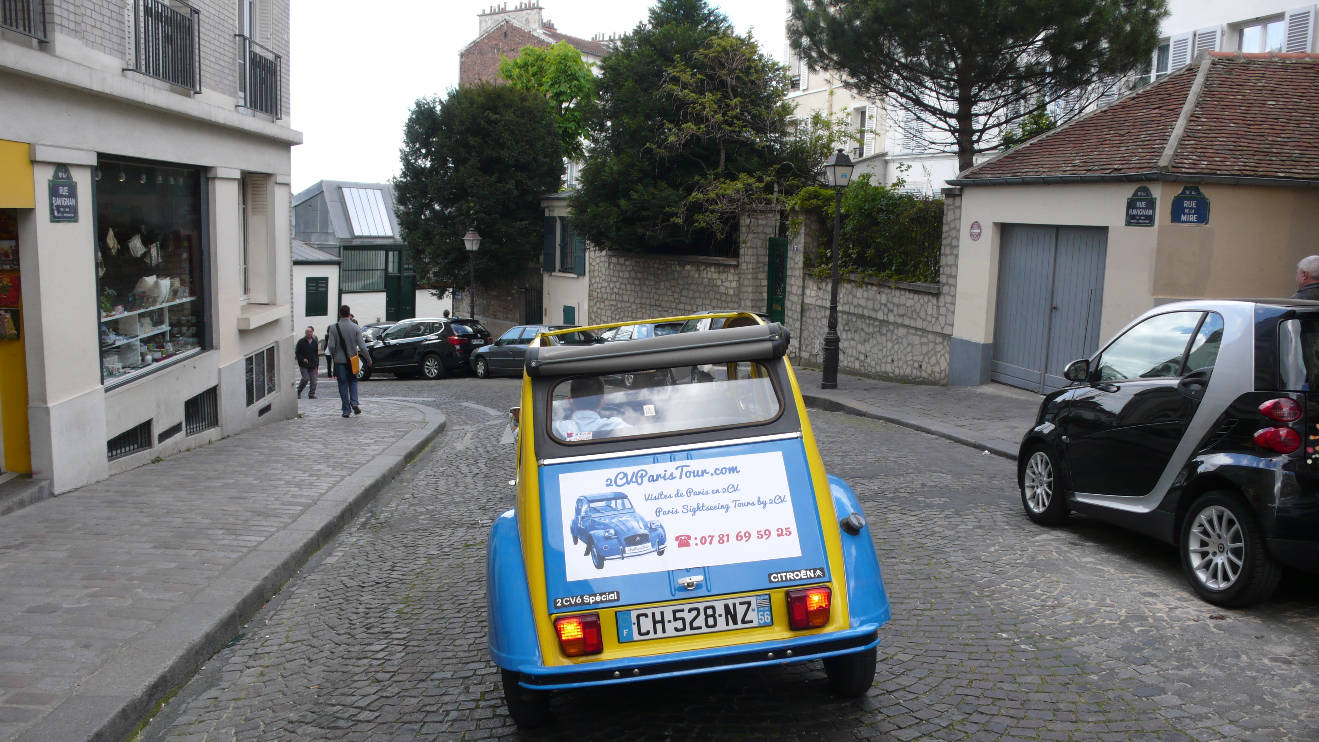 2CV Paris Tour - Visit Paris by 2CV! Heading to the Bateau Lavoir Place