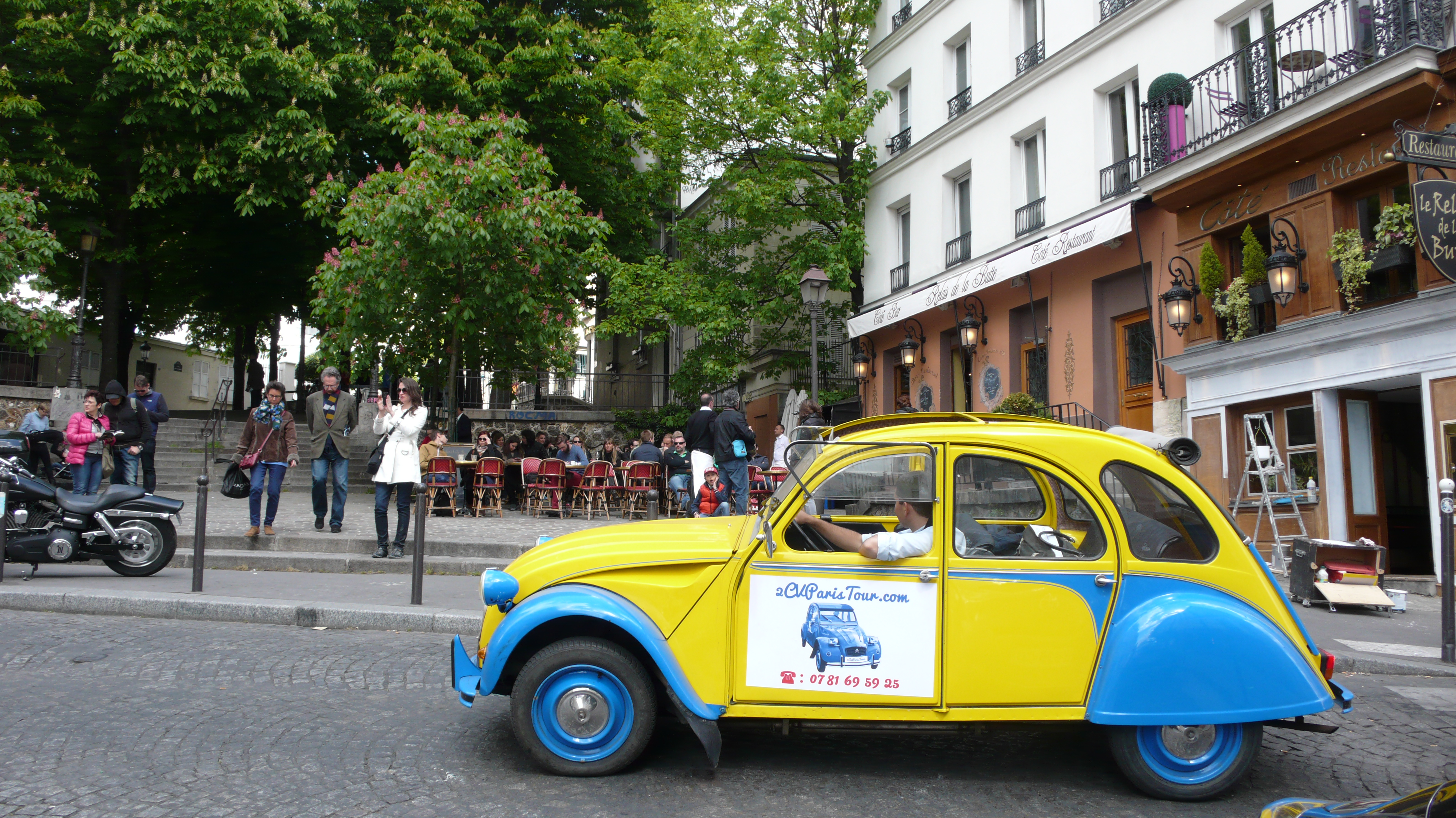 2CV Paris Tour - Visit Paris by 2CV! A café in Montmartre