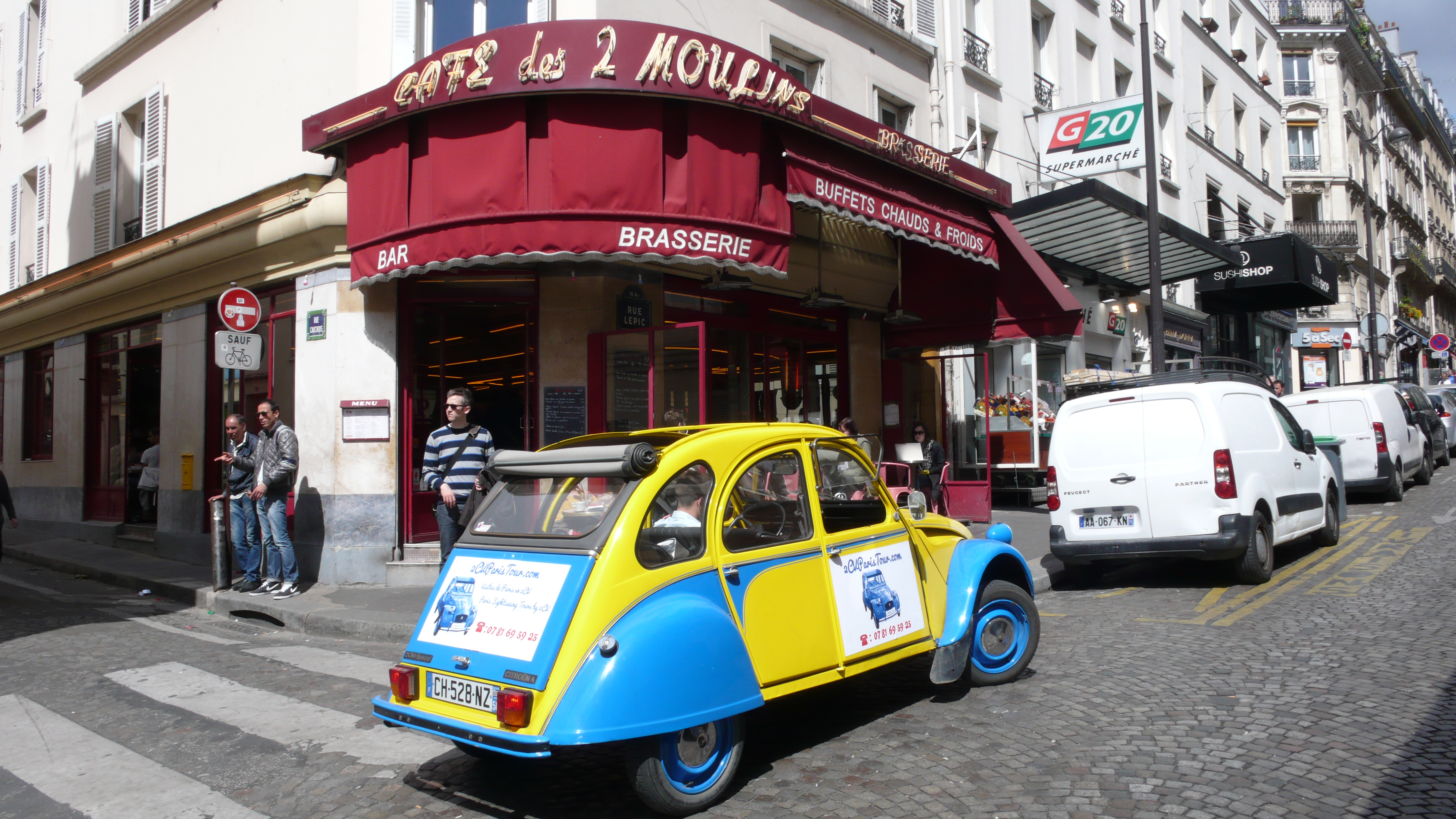 2CV Paris Tour - Visit Paris by 2CV! The café of Amélie Poulain : Les Deux Moulins