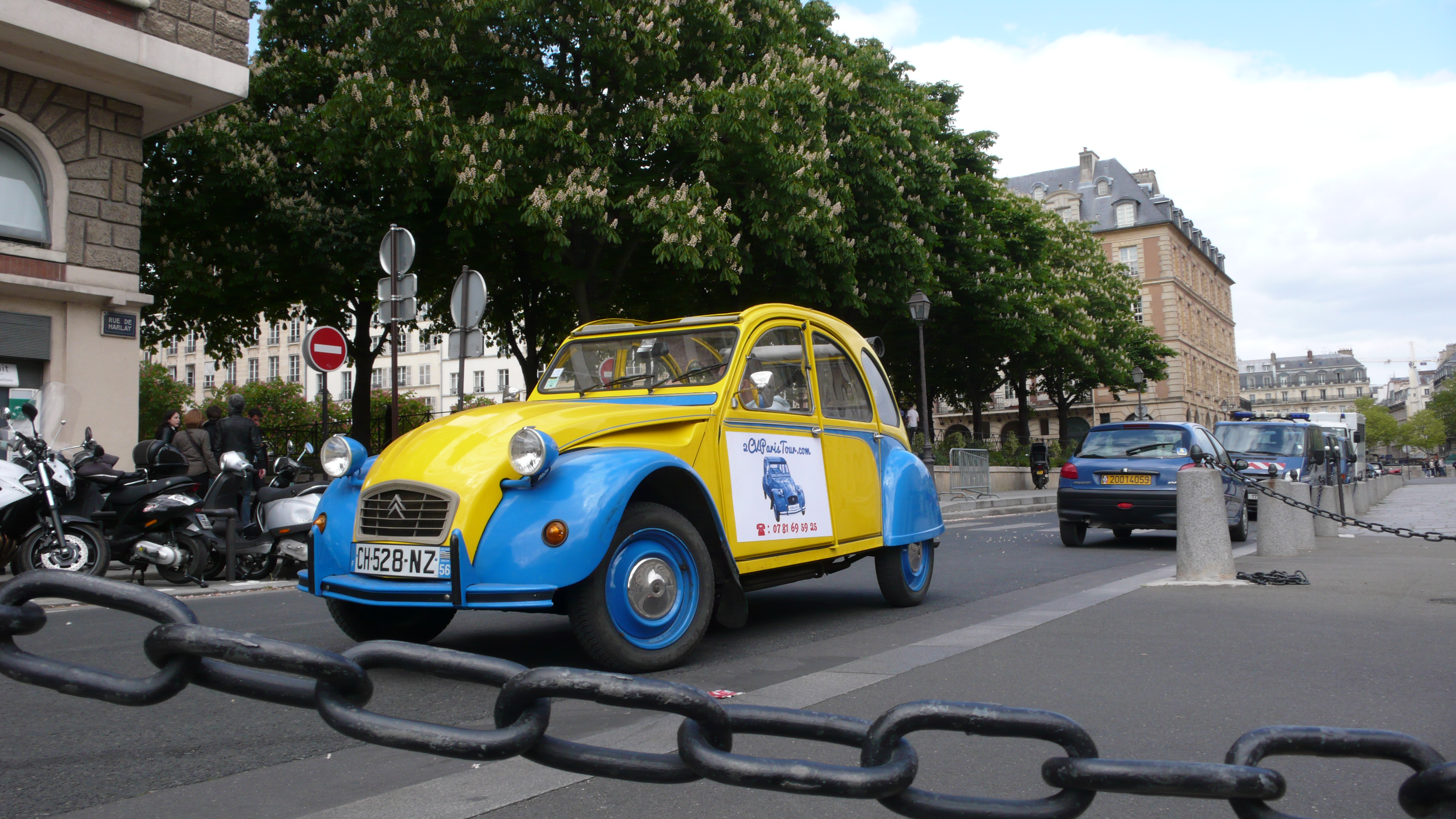 2CV Paris Tour - Visit Paris by 2CV! Between Rive Gauche and Rive Droite