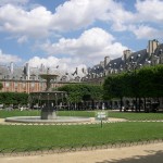 2CV Paris Tour : Visit Paris by 2CV! The Place des Vosges