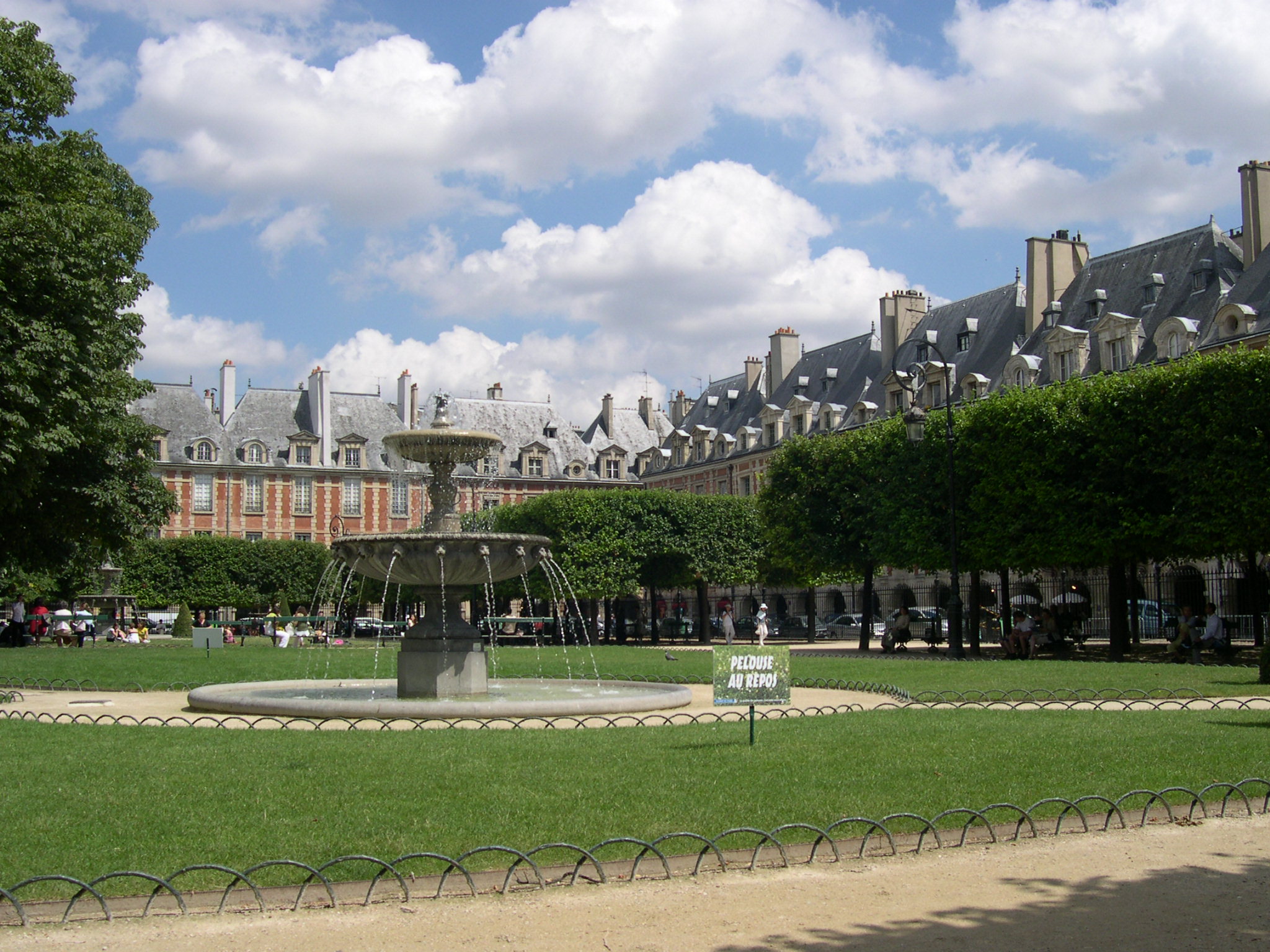 2CV Paris Tour : Visit Paris by 2CV! The Place des Vosges