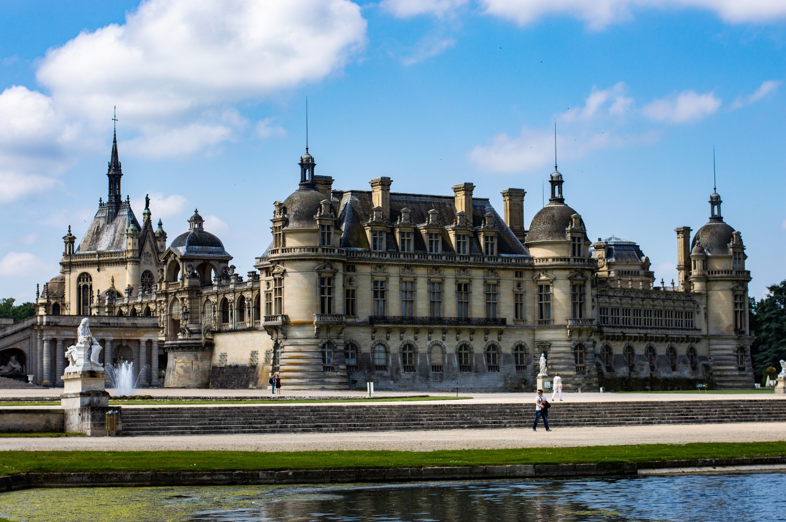 2CVParisTour-Chantilly-2-Castle-2CV-Tour